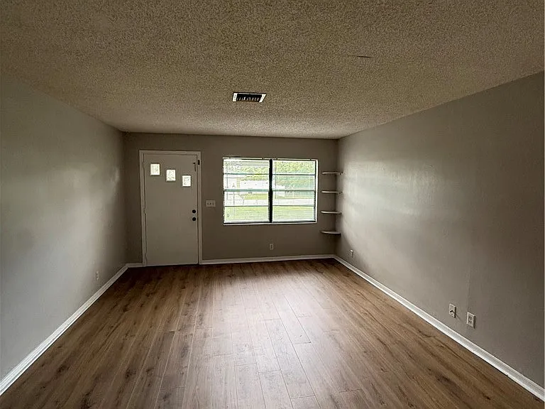 303 Lotus Ave — Photo 2