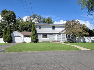 945 Benedict St, Bohemia, NY 11716