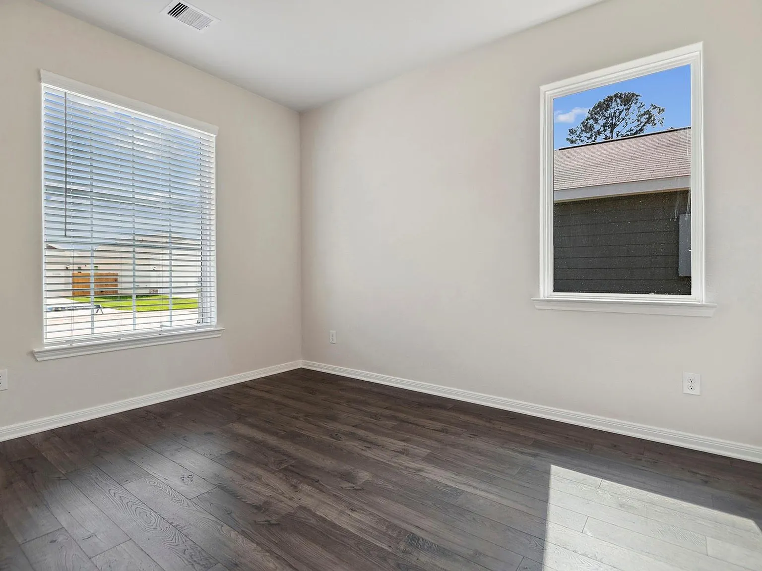 4 bed, 2.0 bath, 1852 sqft, $1,905 — Photo 4
