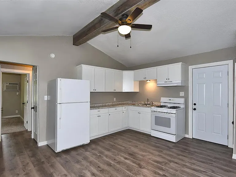 1708 E Hobson Ave — Photo 6
