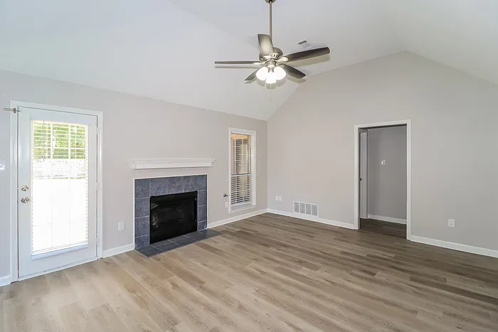 3 bed, 2.0 bath, 1477 sqft, $1,800 — Photo 3
