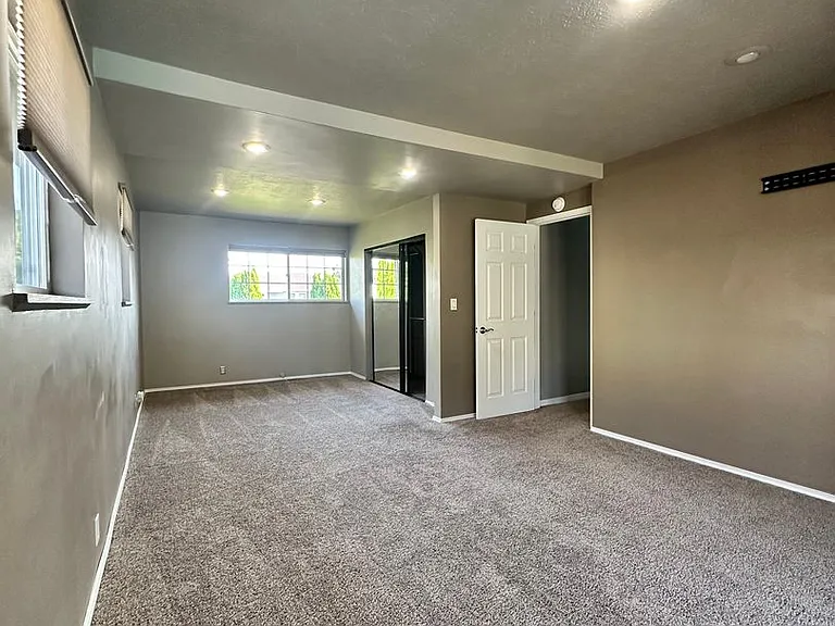 709 Schons Pl — Photo 10