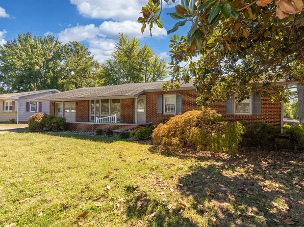 109 Lakeshore Dr, Carterville, IL 62918