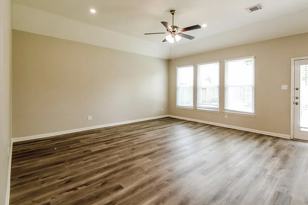 3 bed, 2.0 bath, 1916 sqft, $2,145 — Photo 4