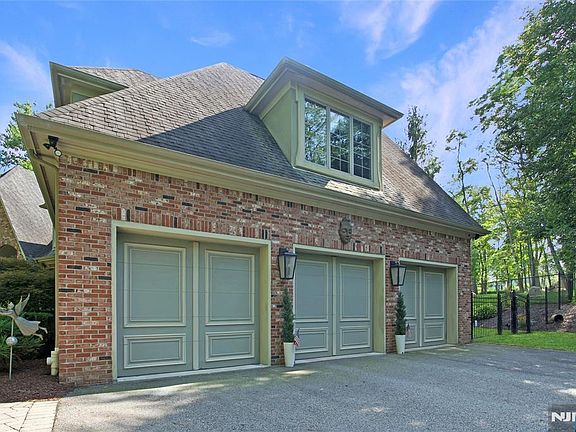 3rd image of 102 Seminary Drive