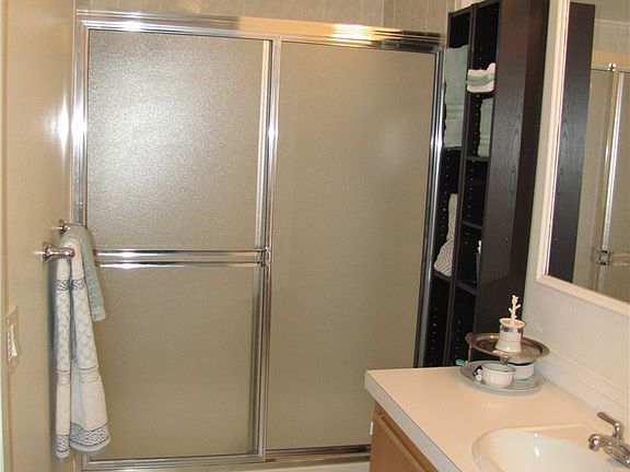 5th image of 303 W Bluff Dr