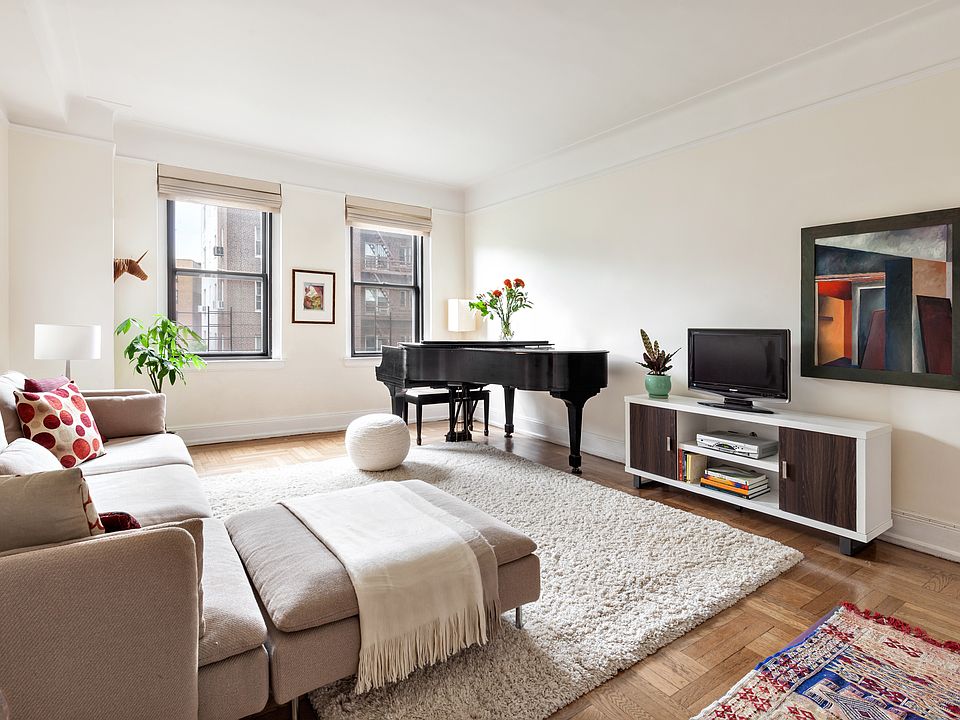Bright, sunny living room