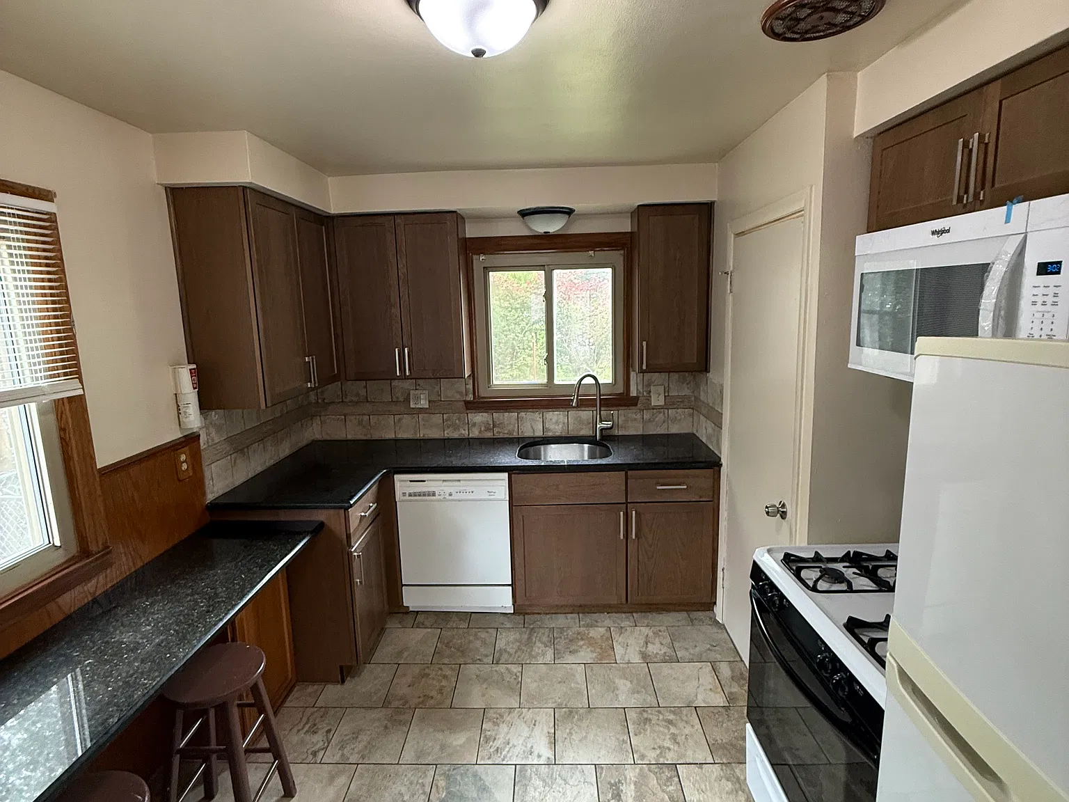 3 bed, 1000 sqft, $1,800 — Photo 2