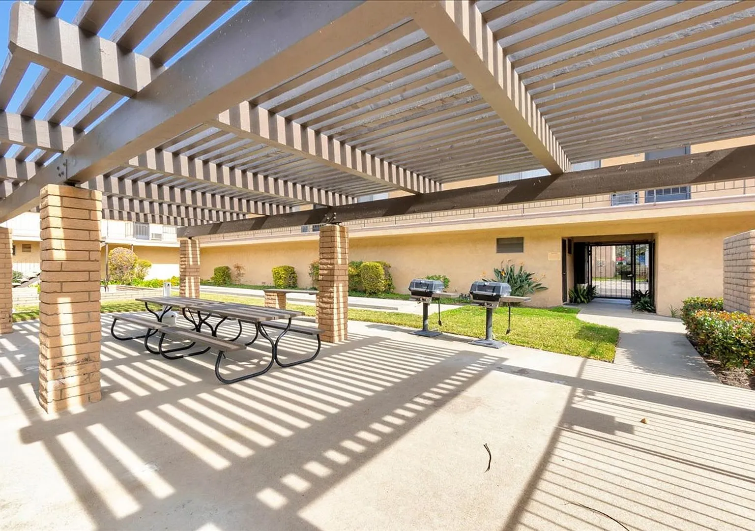 LA GRANADA APARTMENTS — Photo 3