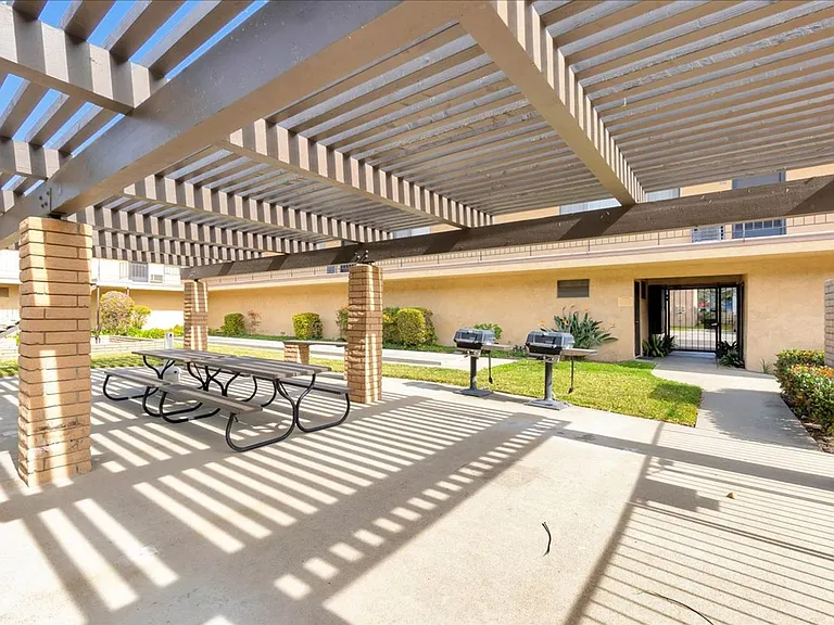LA GRANADA APARTMENTS — Photo 3