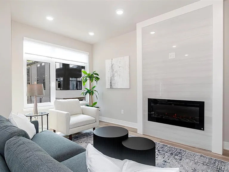 212 Innovation Dr — Photo 2