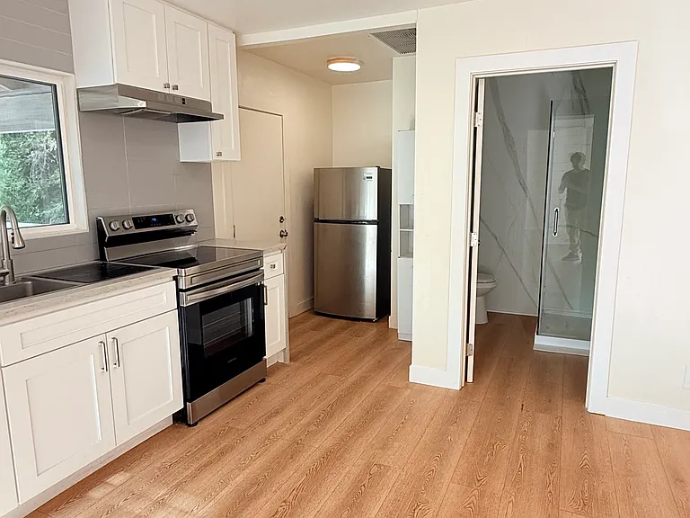 22157 Clarendon St #B — Photo 23