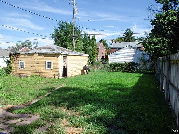 3rd image of 18300 Robson St