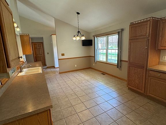 5th image of 541 Hollyberry Ln