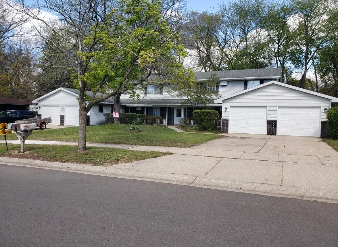 4 Family Apartment Complex — Photo 1