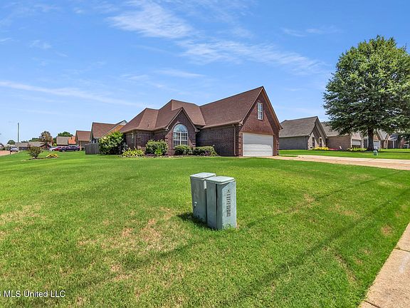 3rd image of 1382 Custer Dr E