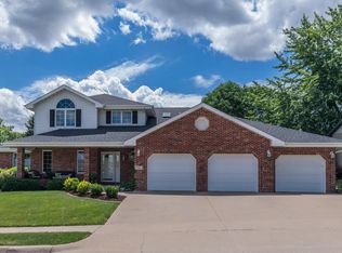735 Carriage Hill Dr, Dubuque, IA 52003