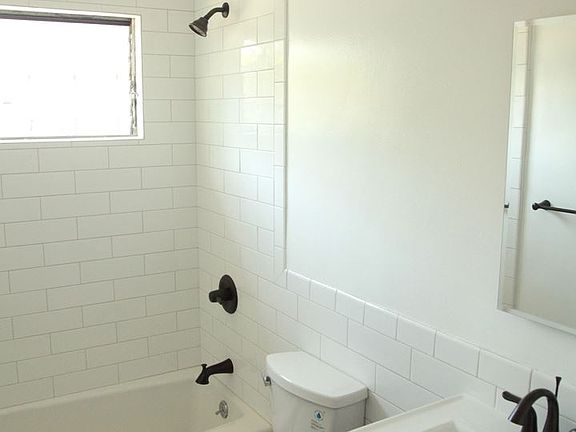 5th image of 2320 De La Vina St APT 1