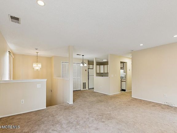 4th image of 94 Des Moines Court