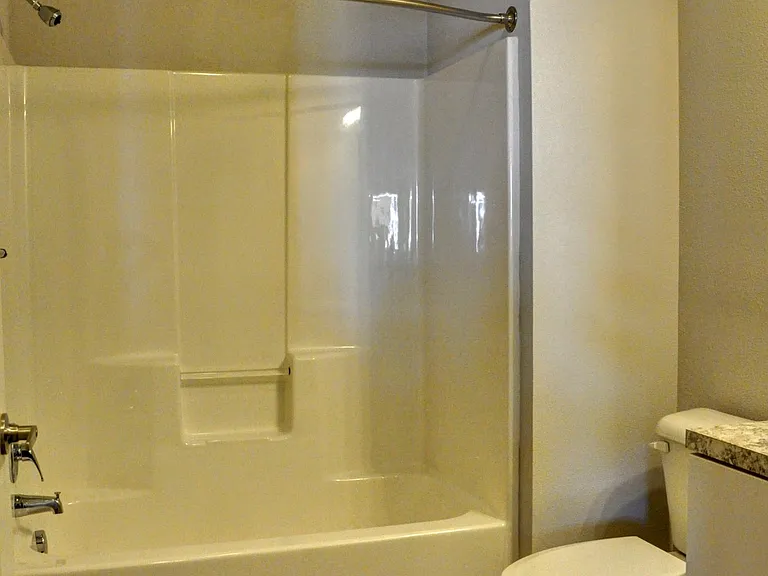 Emerald Ridge Apartments & Townhomes — Photo 38