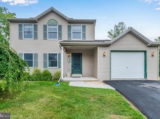 8 Pine Ridge Cir, Enola, PA 17025