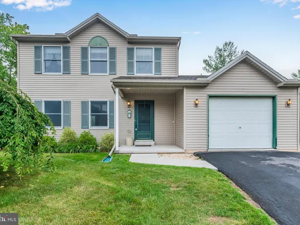 8 Pine Ridge Cir, Enola, PA 17025