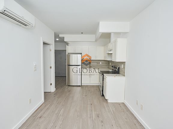 3rd image of 3827 Carpenter Ave APT 2D