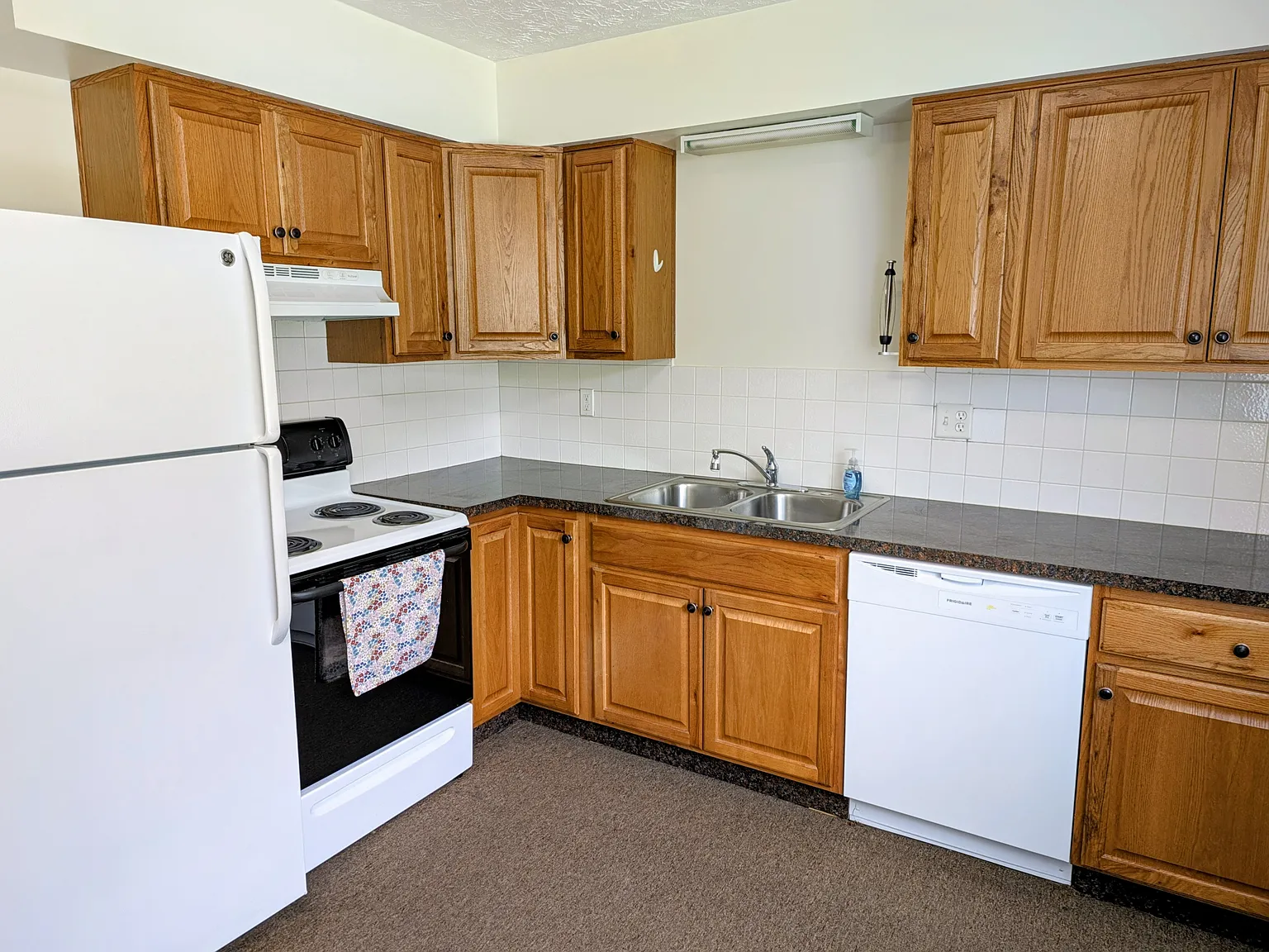 2 bed, 1.5 bath, 900 sqft, $900 — Photo 3