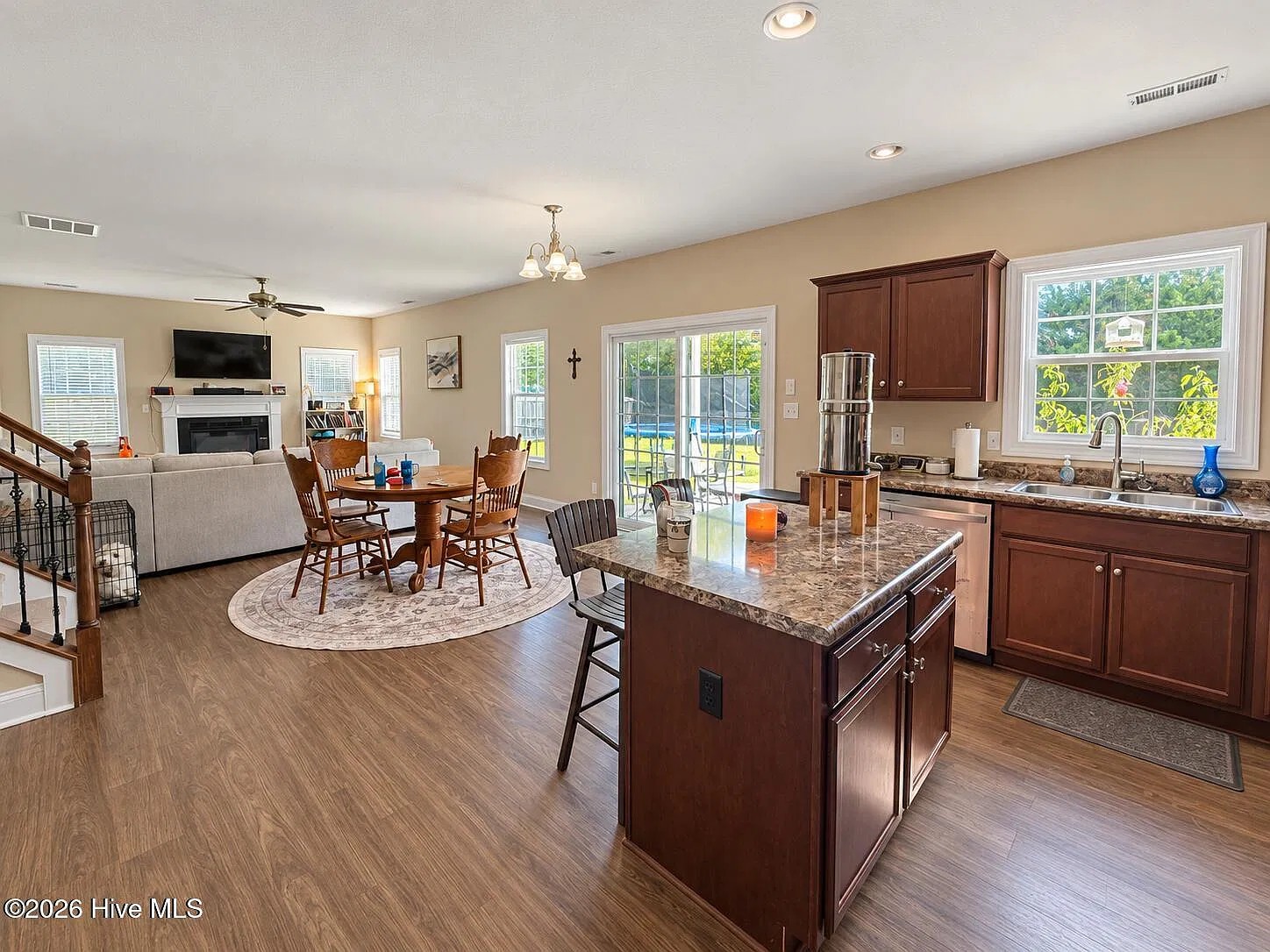 4 bed, 2.5 bath, 2275 sqft, $2,200 — Photo 4