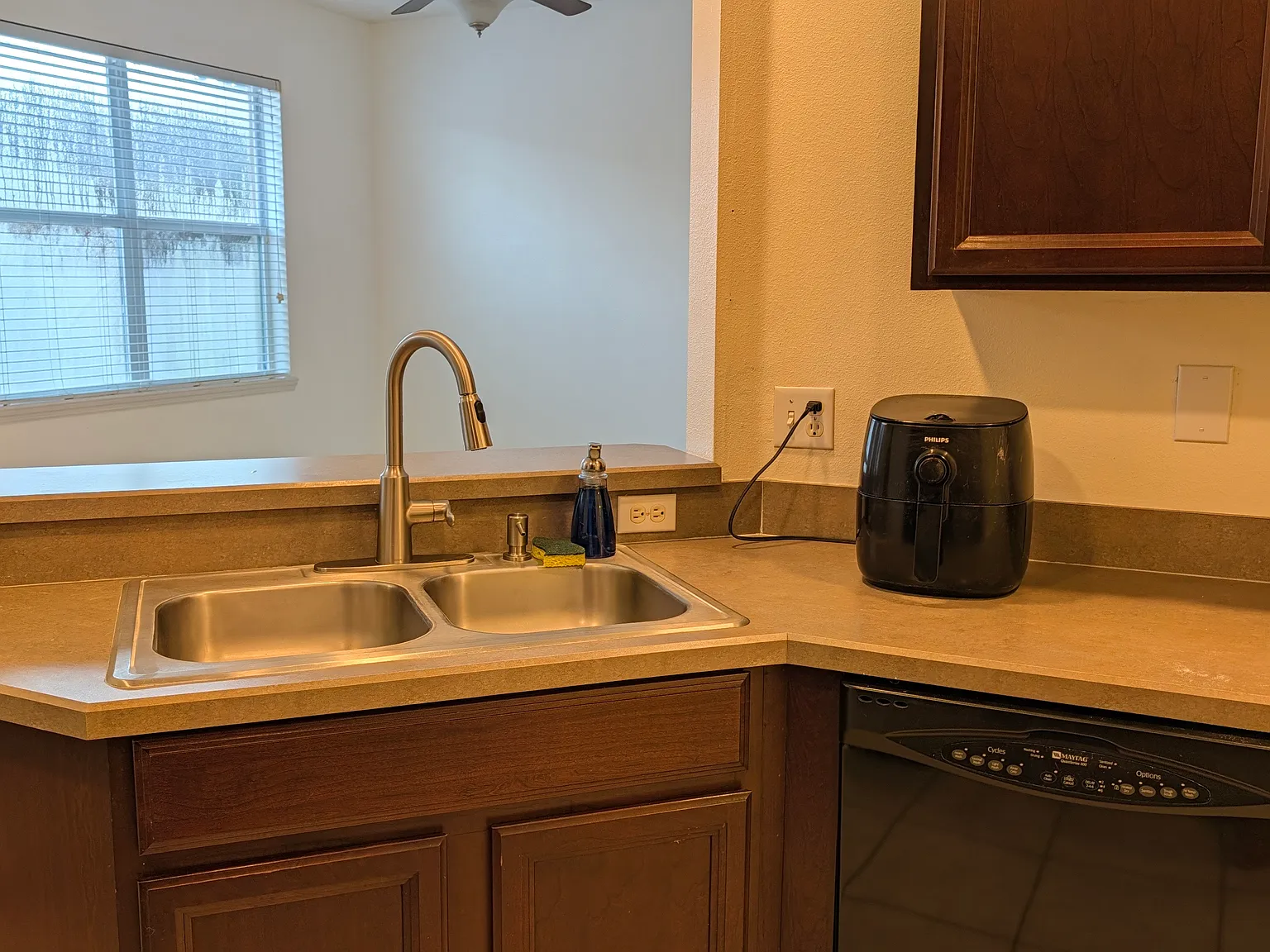 2 bed, 2.5 bath, 1324 sqft, $2,100 — Photo 4