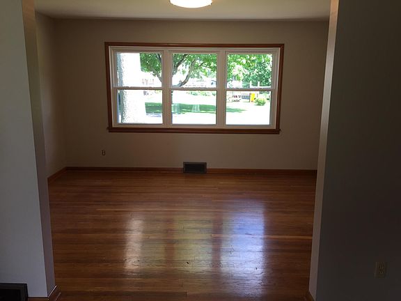 4th image of 32 Maplewood Ave