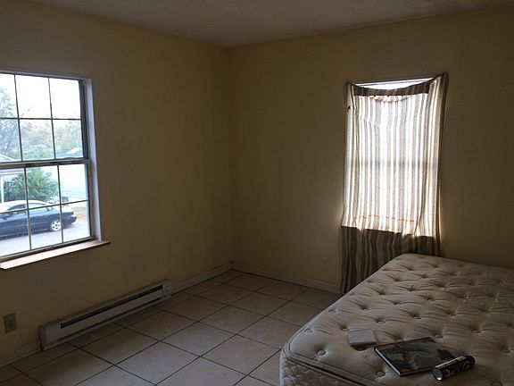 2nd image of 927 W Oak Hill Ave