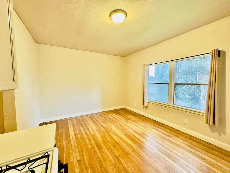 1650 Oxford Street — Photo 13