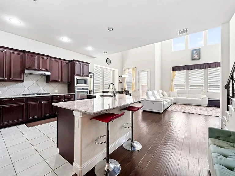 10323 Wedmore Dr — Photo 3
