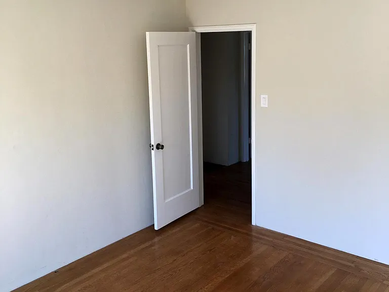 235 W Dana St — Photo 12