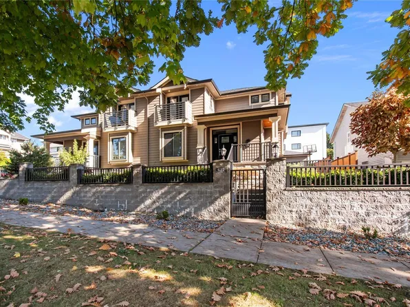 627 13th St, New Westminster, BC V3M 4M3