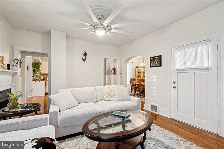 3 bed, 1.5 bath, 1347 sqft, $2,700 — Photo 4