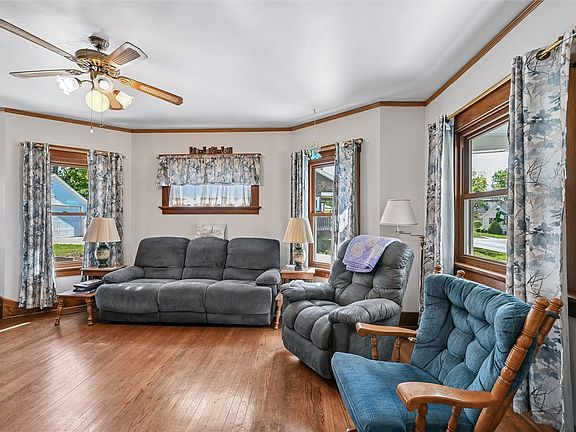 4th image of 618 32nd St NE