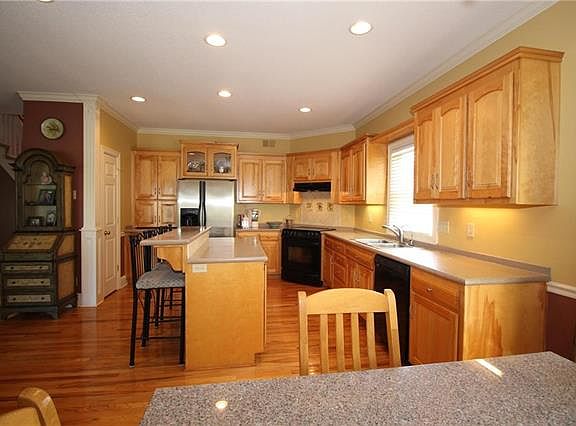 4th image of 1108 N Elm St