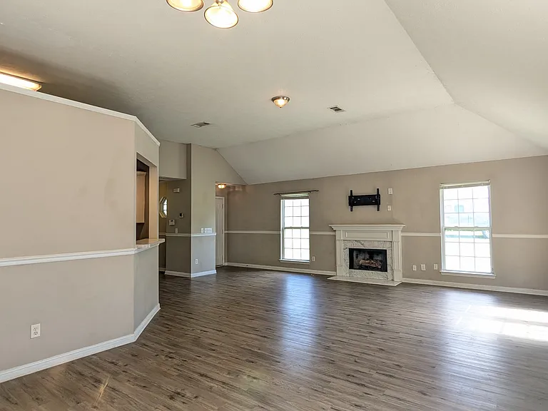 1704 Chris Dr — Photo 6
