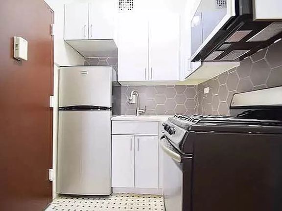 2nd image of 9 E 124th St APT 4