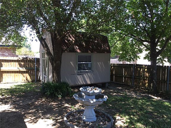 4th image of 824 Bridle Dr