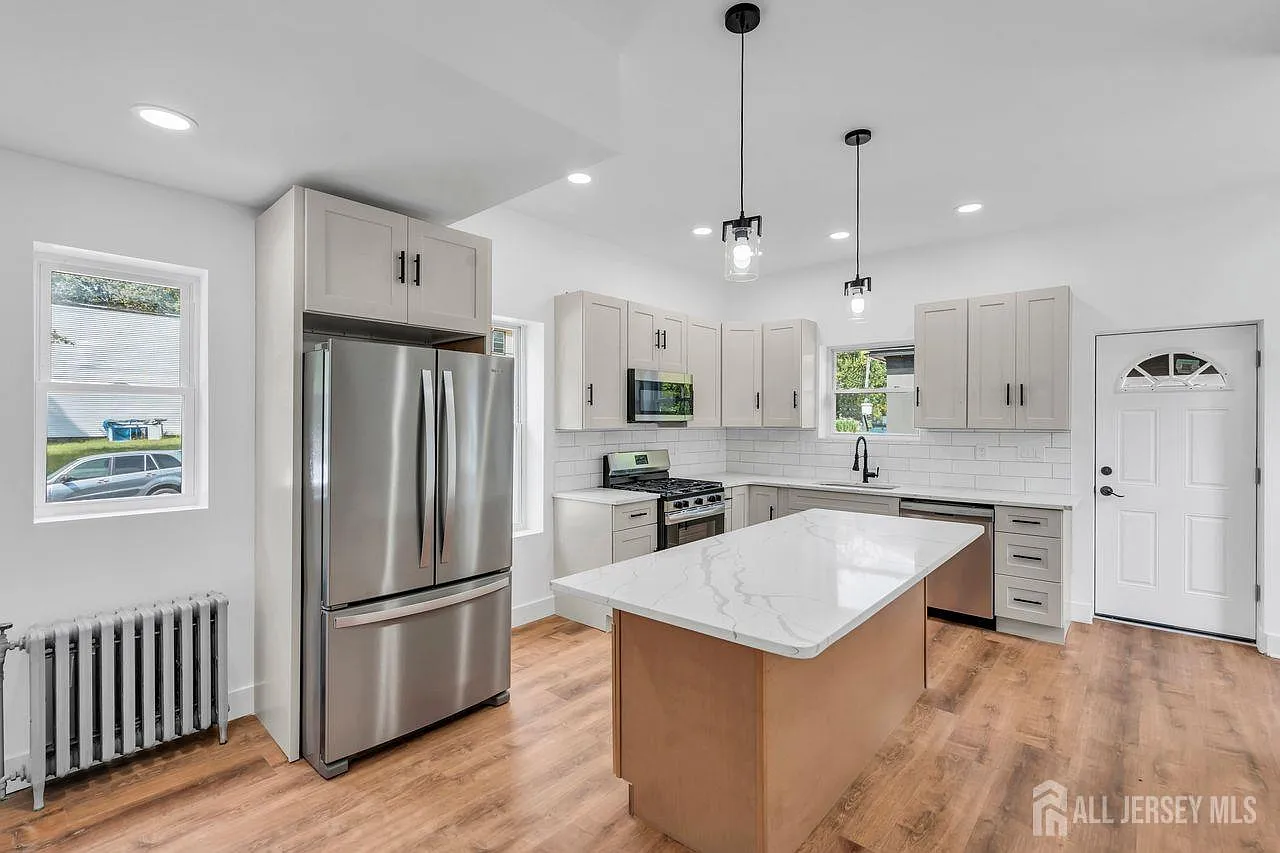 302 Bellevue Ave photo 1