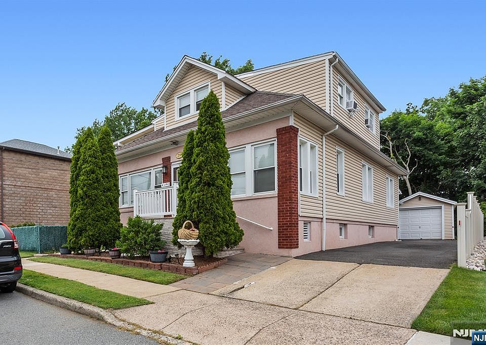 1st image of 39 Chamberlain Ave