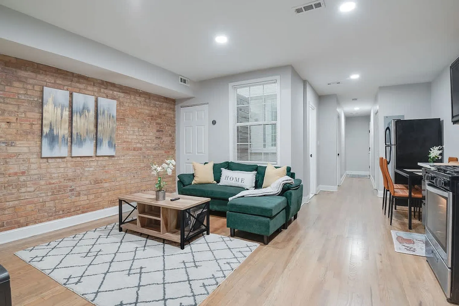 2 bed, 1.0 bath, 893 sqft, $3,827 — Photo 1