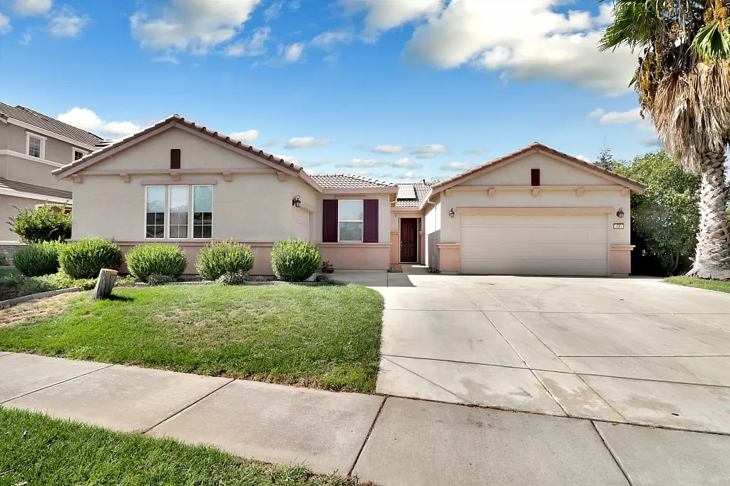 1587 Pond View Dr photo 1