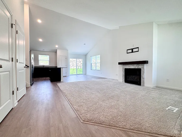 1114 Meadow Ln — Photo 3