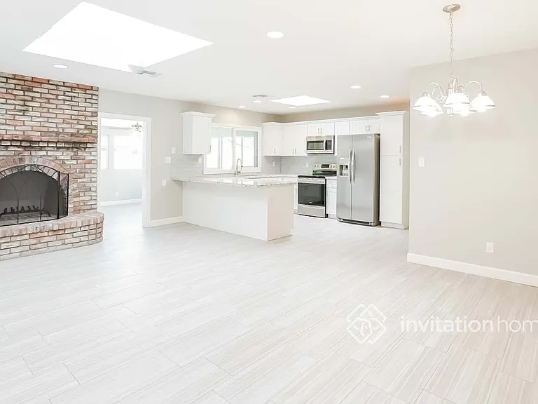 2047 E Cornell Dr — Photo 6