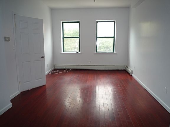 3rd image of 222 Montrose Ave