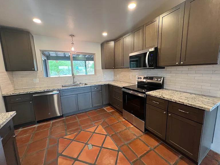 4801 E River Rd — Photo 9